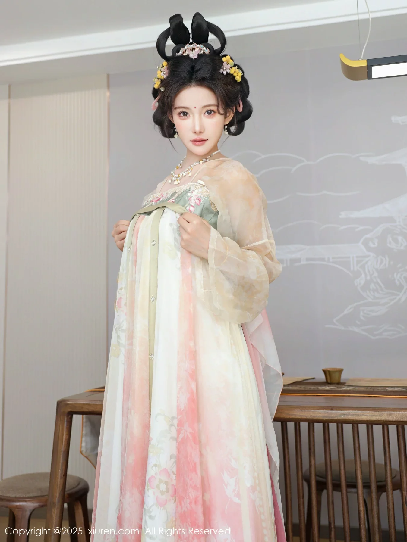 秀人集.com_[XiuRen秀人网]No.10645_模特梨霜儿古典主题性感浅色古装服饰秀丰腴身材迷人美腿写真82P