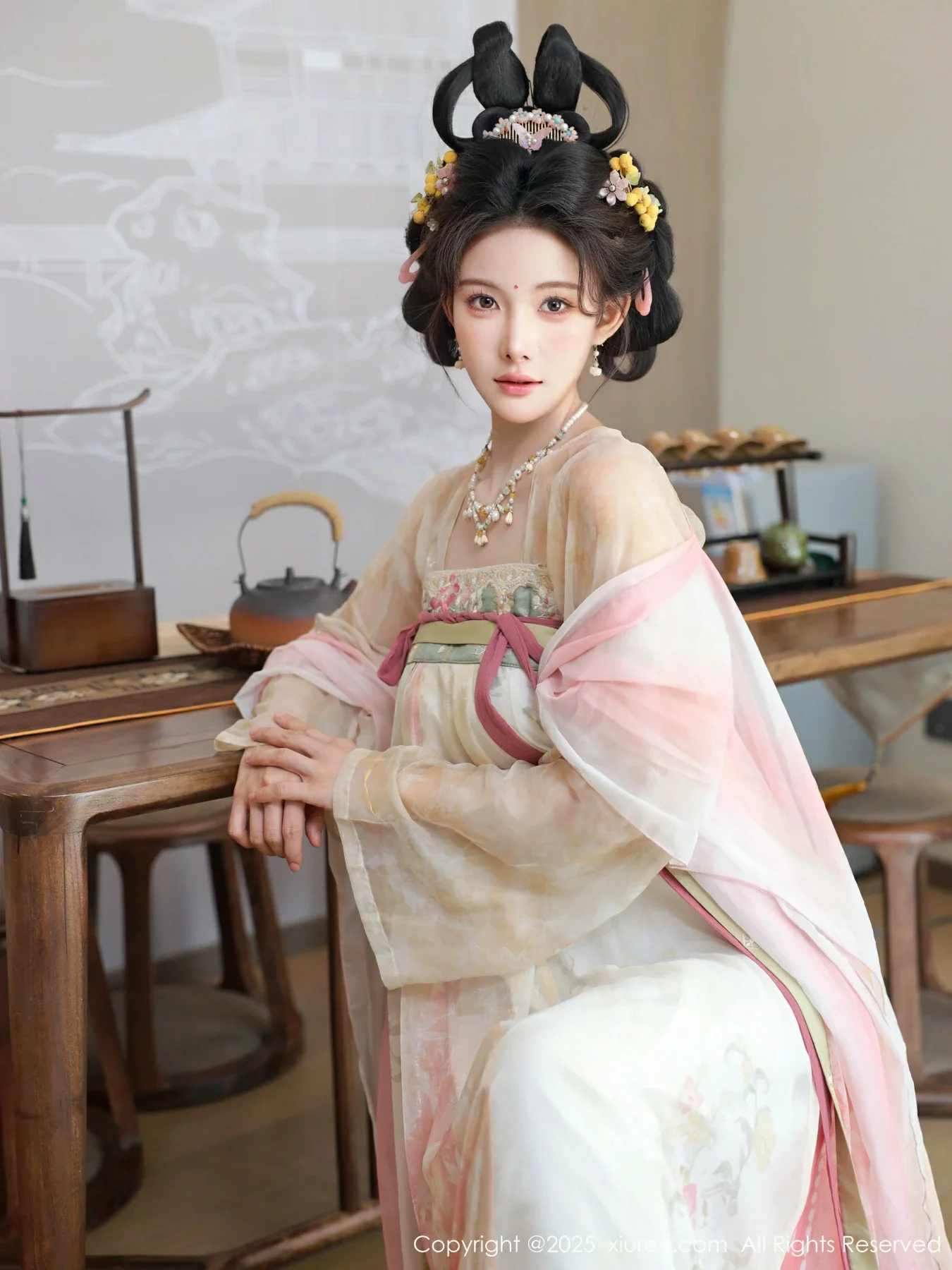 秀人集.com_[XiuRen秀人网]No.10645_模特梨霜儿古典主题性感浅色古装服饰秀丰腴身材迷人美腿写真82P