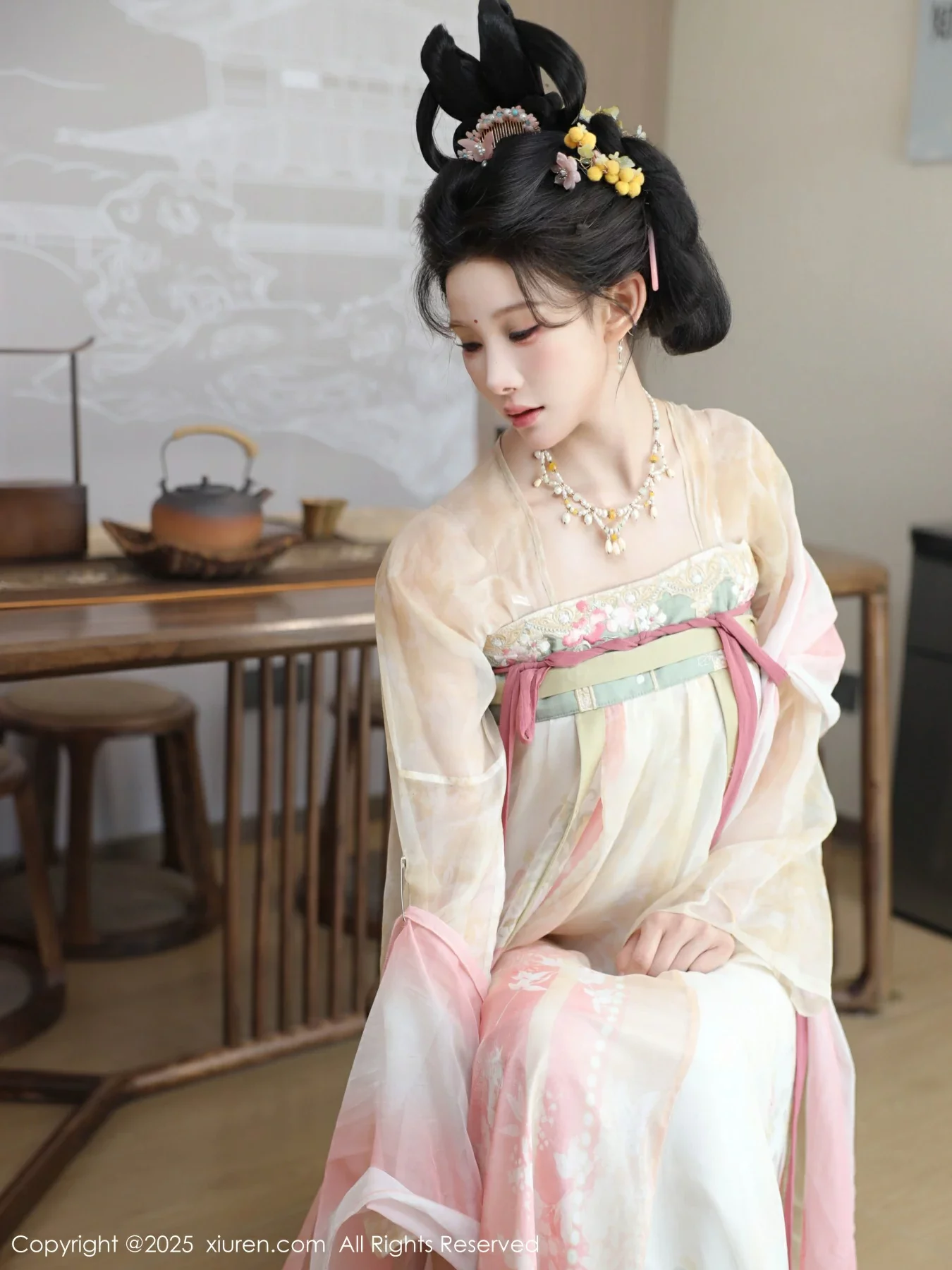 秀人集.com_[XiuRen秀人网]No.10645_模特梨霜儿古典主题性感浅色古装服饰秀丰腴身材迷人美腿写真82P