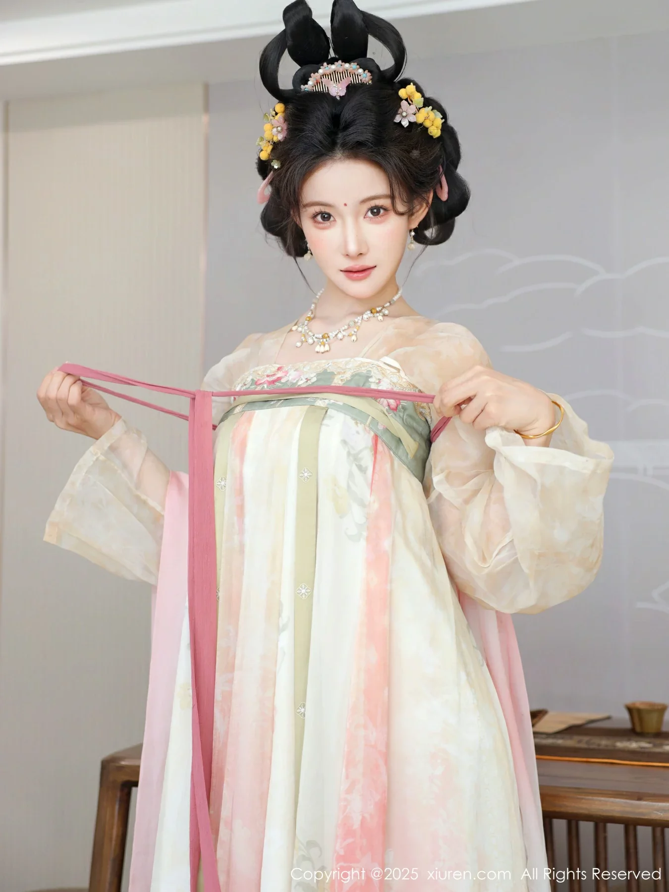 秀人集.com_[XiuRen秀人网]No.10645_模特梨霜儿古典主题性感浅色古装服饰秀丰腴身材迷人美腿写真82P