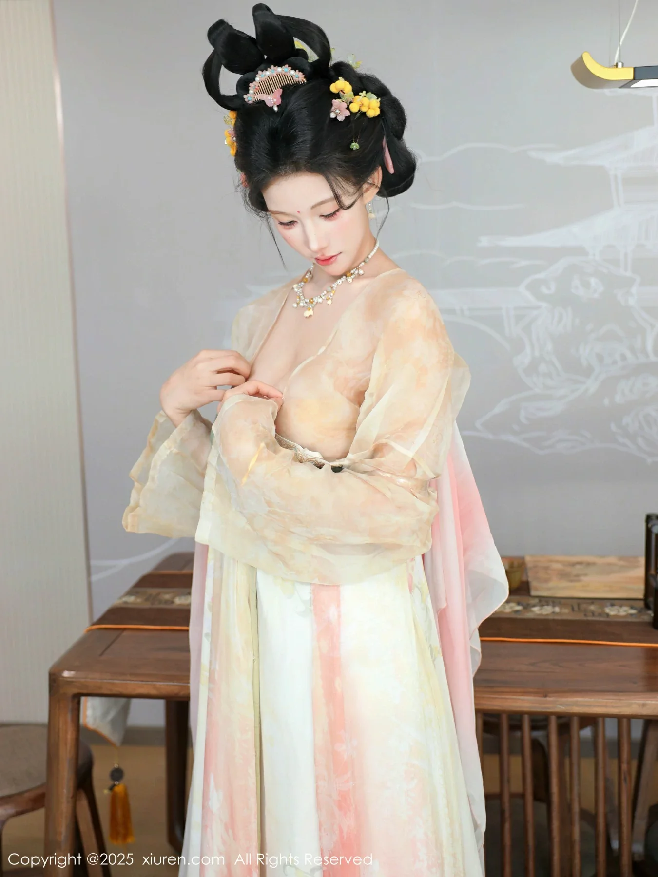 秀人集.com_[XiuRen秀人网]No.10645_模特梨霜儿古典主题性感浅色古装服饰秀丰腴身材迷人美腿写真82P