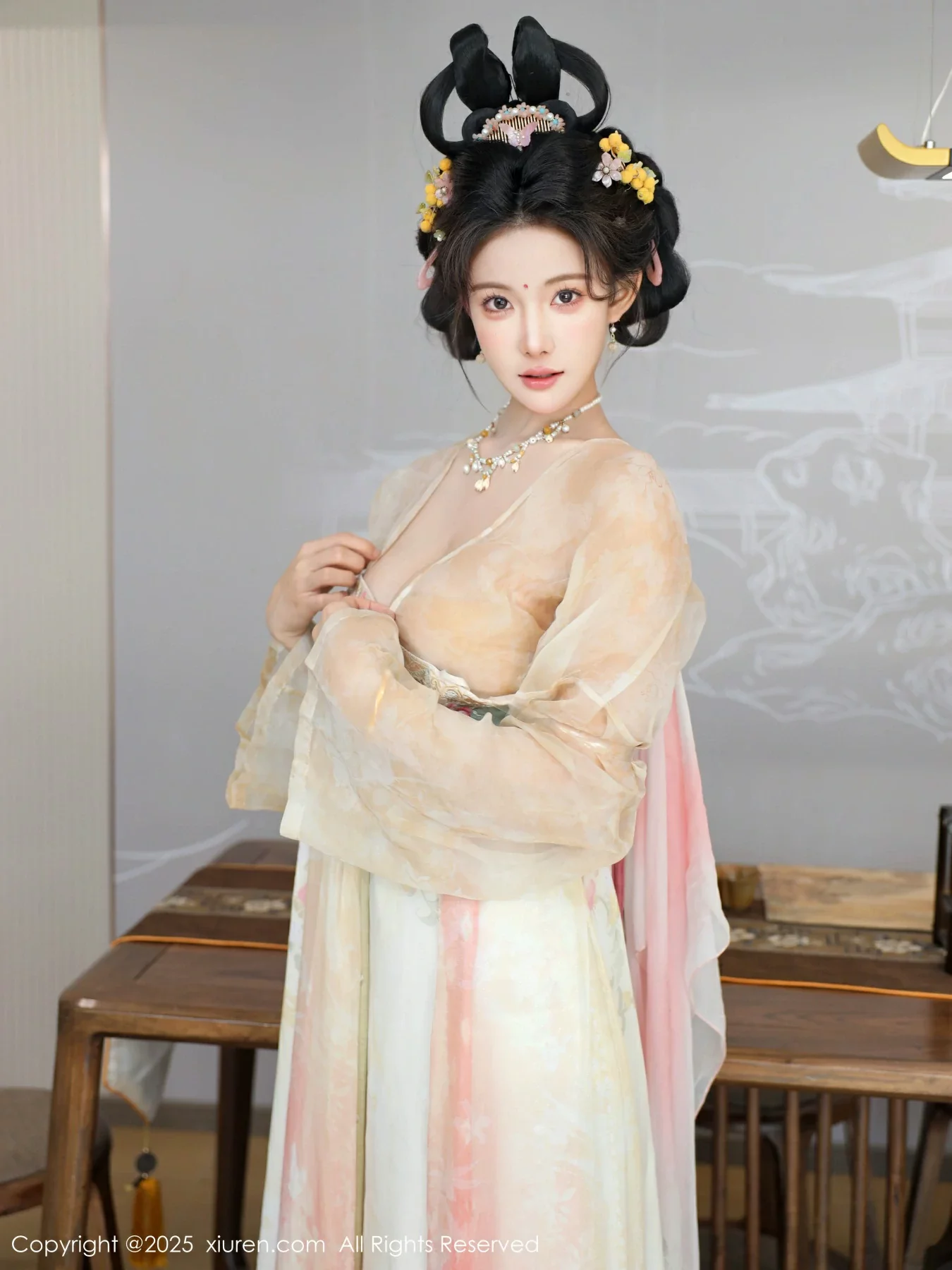 秀人集.com_[XiuRen秀人网]No.10645_模特梨霜儿古典主题性感浅色古装服饰秀丰腴身材迷人美腿写真82P