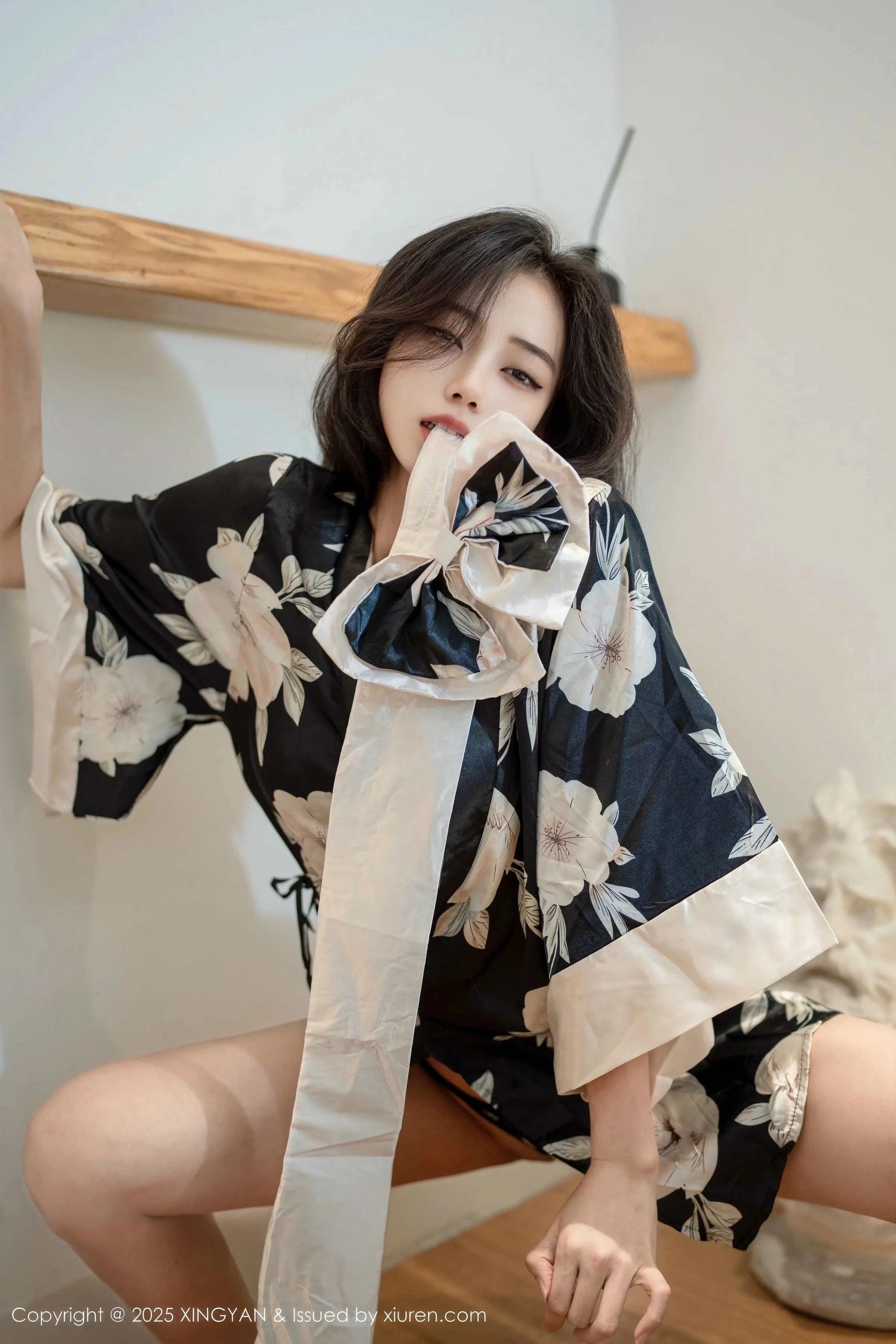 秀人集.com_[XINGYAN星颜社]VOL.383_模特时安安性感黑白色连衣短裙半脱秀翘臀美腿迷人诱惑写真71P