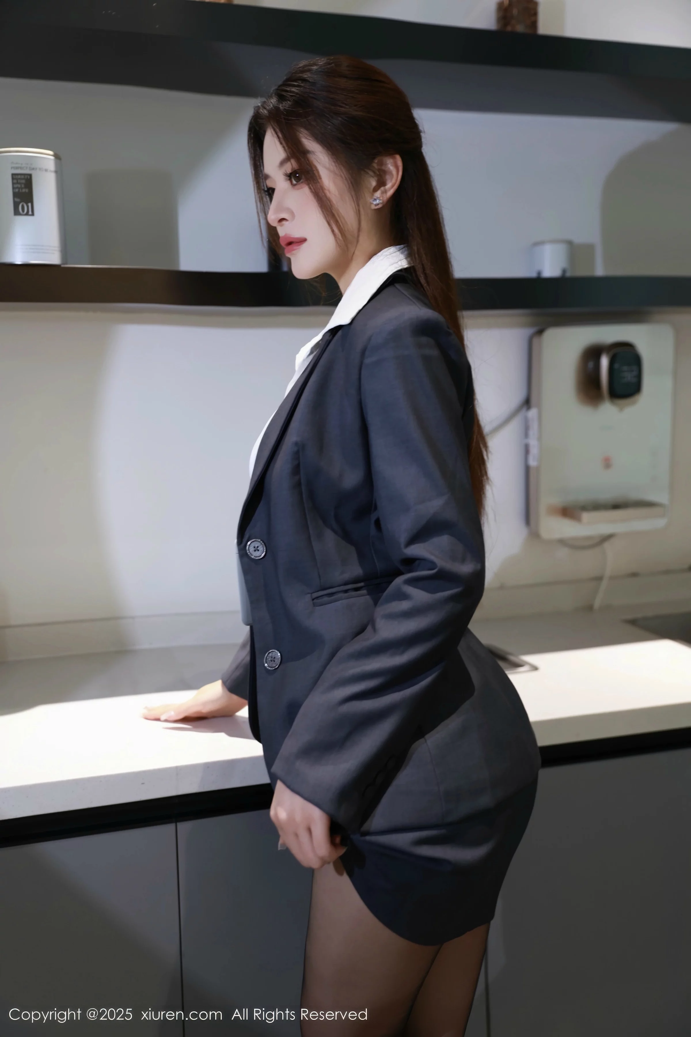 秀人集.com_[XiuRen秀人网]No.10646_新人模特阿依莎性感深色OL服饰露黑色内衣秀曼妙身姿诱惑写真72P