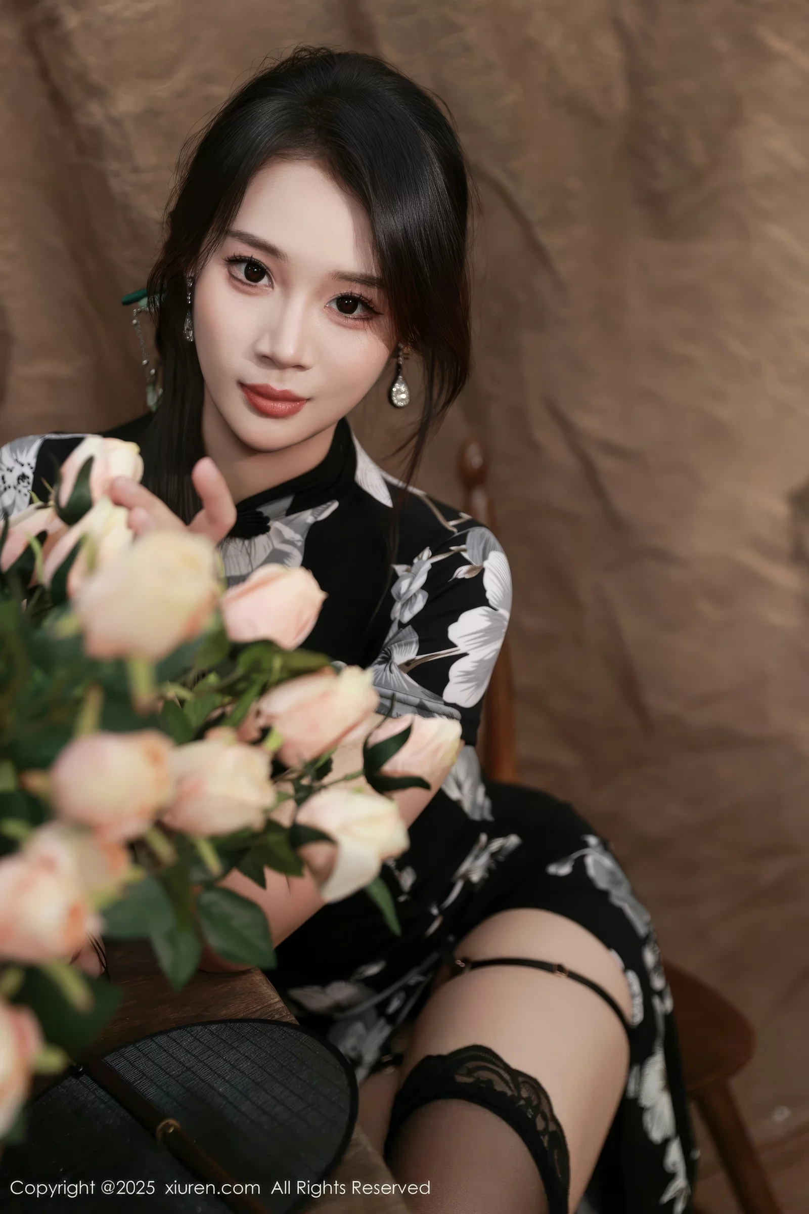 秀人集.com_[XiuRen秀人网]No.10655_模特南乔性感黑色旗袍露紫色情趣内衣配黑色丝袜秀美腿诱惑写真72P