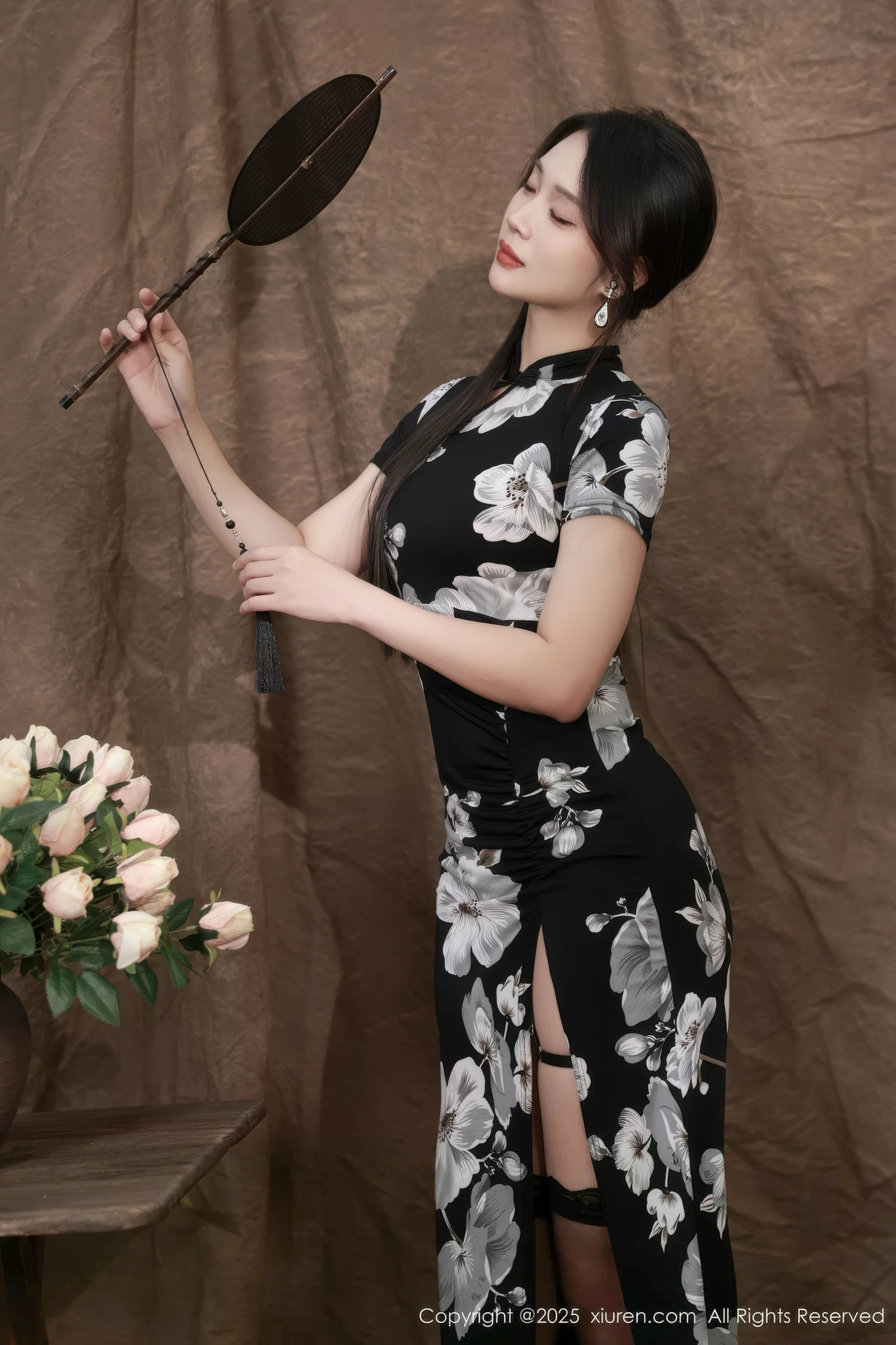 秀人集.com_[XiuRen秀人网]No.10655_模特南乔性感黑色旗袍露紫色情趣内衣配黑色丝袜秀美腿诱惑写真72P