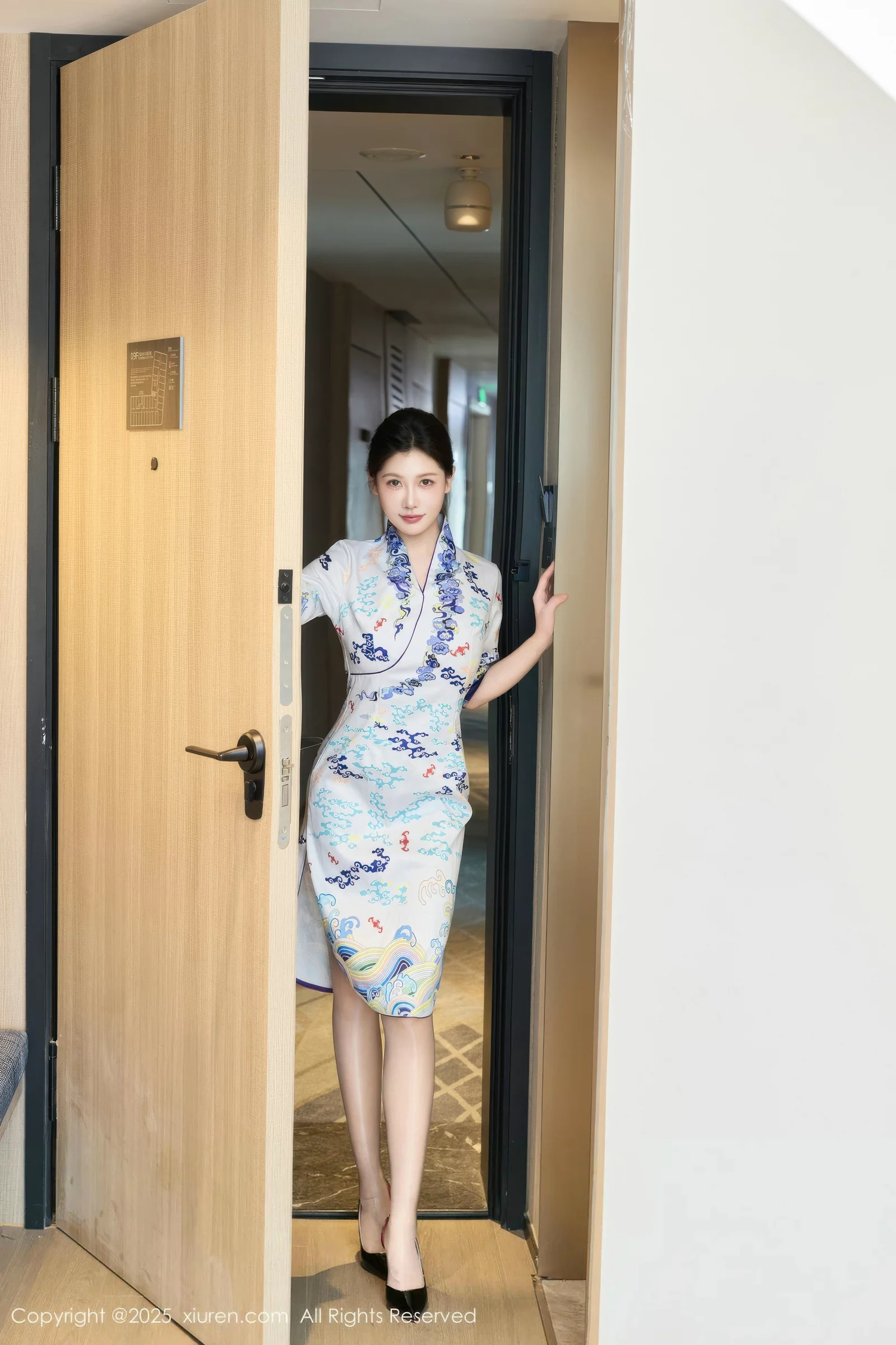 秀人集.com_[XiuRen秀人网]No.10654_模特尹甜甜性感空姐旗袍制服露白色内衣配灰丝袜秀美腿诱惑写真54P