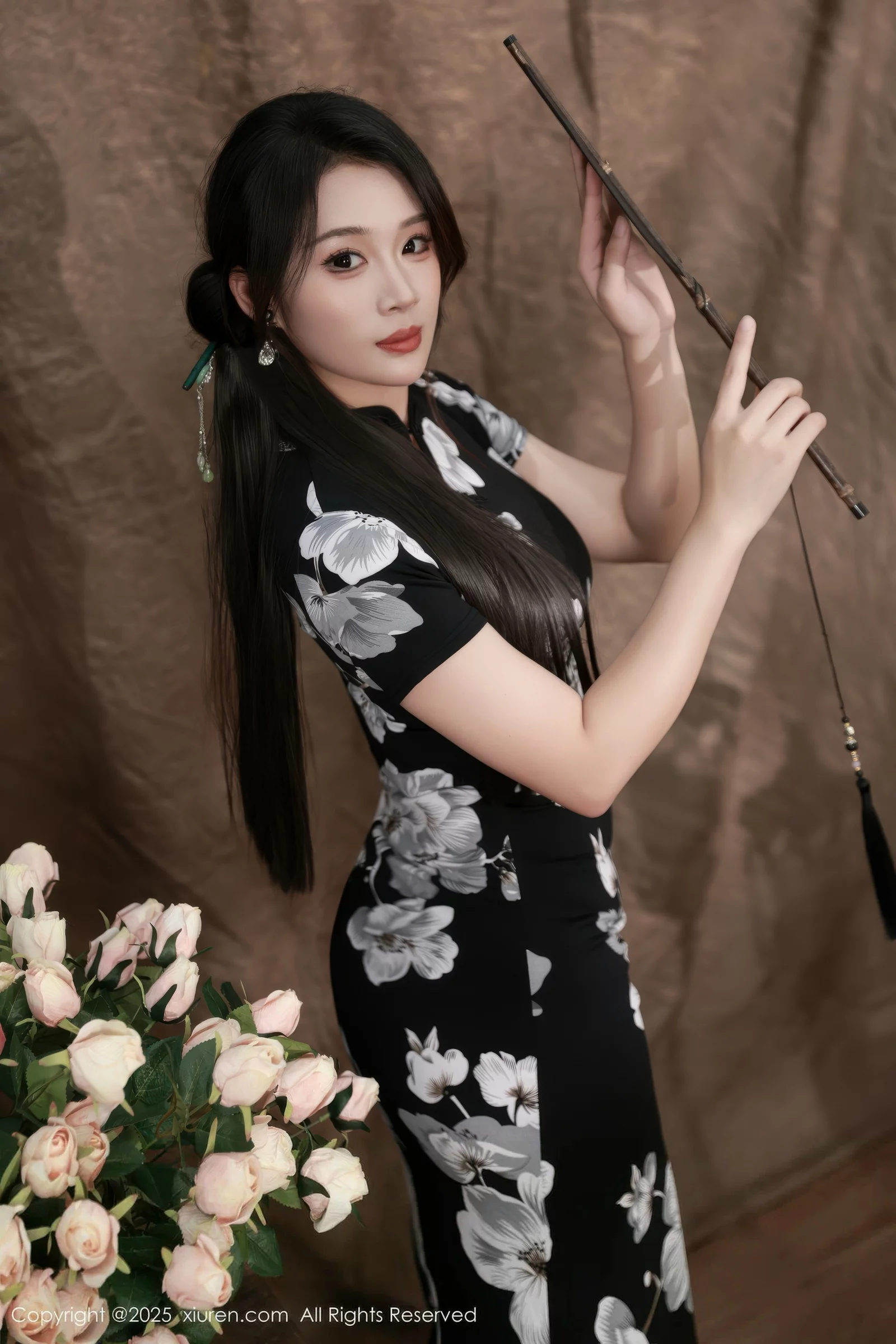 秀人集.com_[XiuRen秀人网]No.10655_模特南乔性感黑色旗袍露紫色情趣内衣配黑色丝袜秀美腿诱惑写真72P