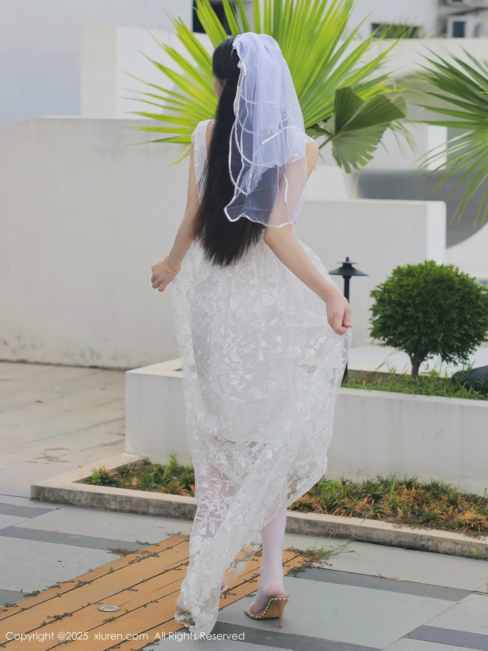 秀人集.com_[XiuRen秀人网]No.10661_模特梨霜儿性感低胸白色婚纱配白色丝袜秀丰腴身材完美诱惑写真82P