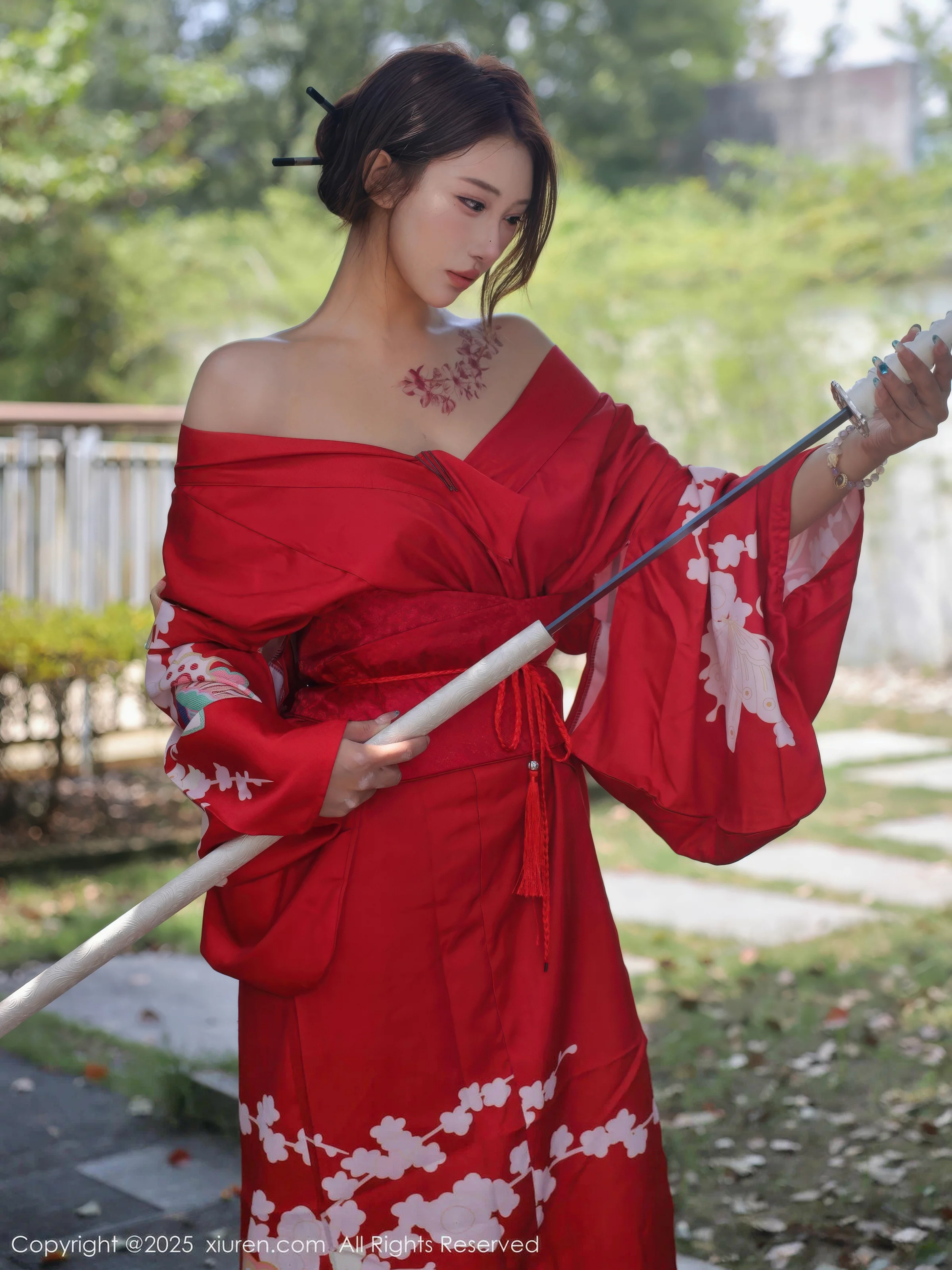 秀人集.com_[XiuRen秀人网]No.10683_模特金允希Yuki户外性感红色和服半脱秀完美身材惹火诱惑写真80P