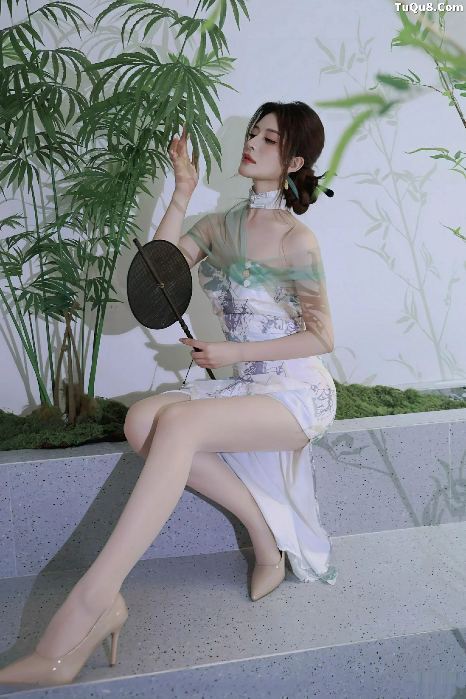 秀人集.com_[XiuRen秀人网]No.10694_模特阿依莎性感浅色古风服饰配超薄肉色秀高挑曼妙身材诱惑写真82P