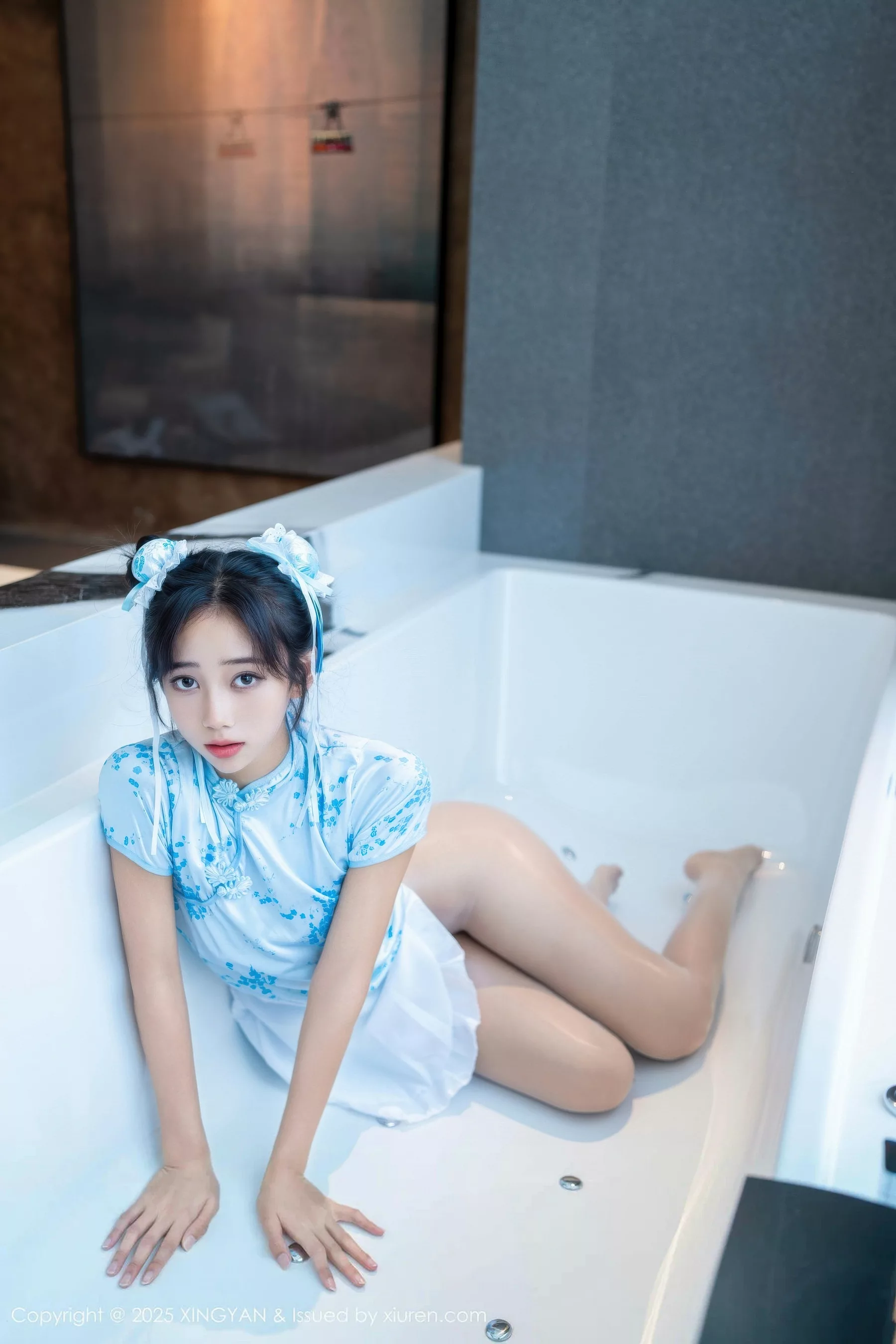 秀人集.com_[XINGYAN星颜社]VOL.414_模特时安安性感蓝色短旗袍配白色丝袜秀柔美身材撩人诱惑写真71P