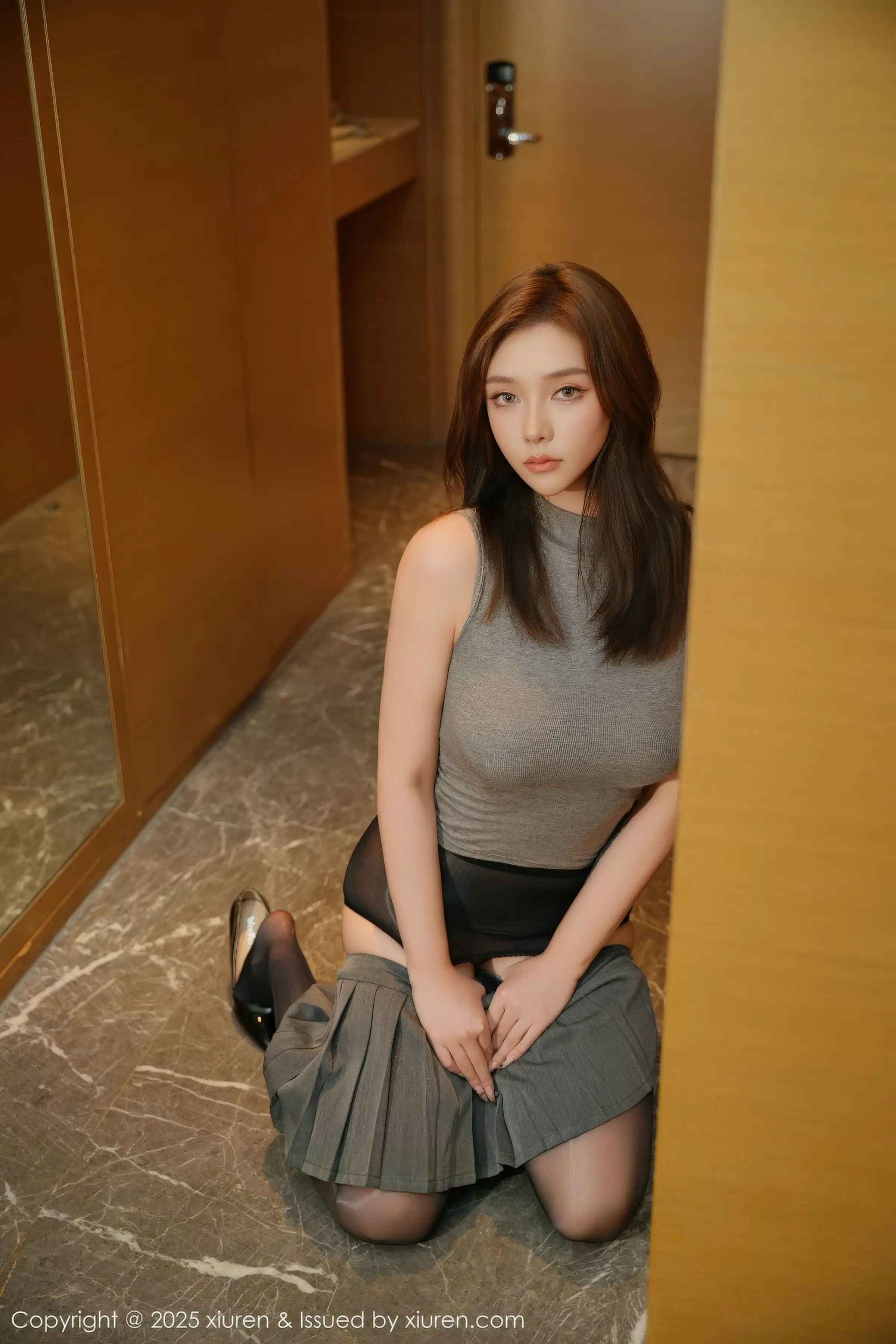 秀人集.com_[XiuRen秀人网]No.11118_模特娜比性感灰色镂空服饰配闪亮黑丝吊袜秀凹凸身材诱惑写真70P